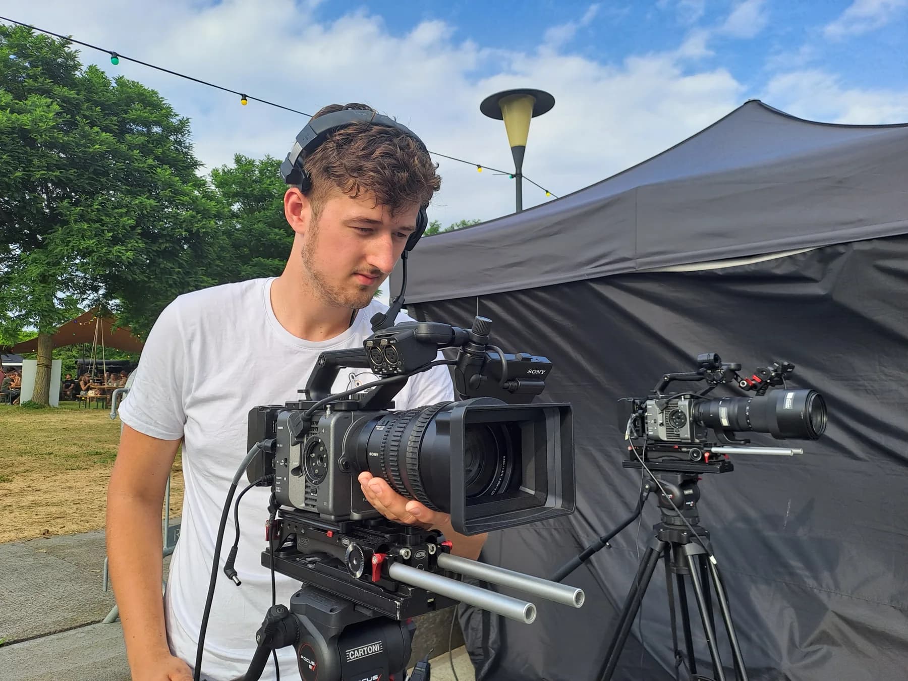 Ik met professionele videocamera op locatie