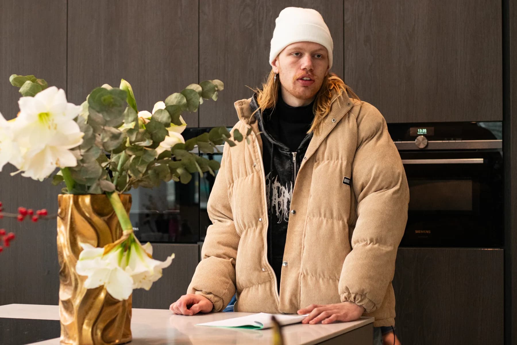 Acteur wacht op set tijdens de korte filmopname