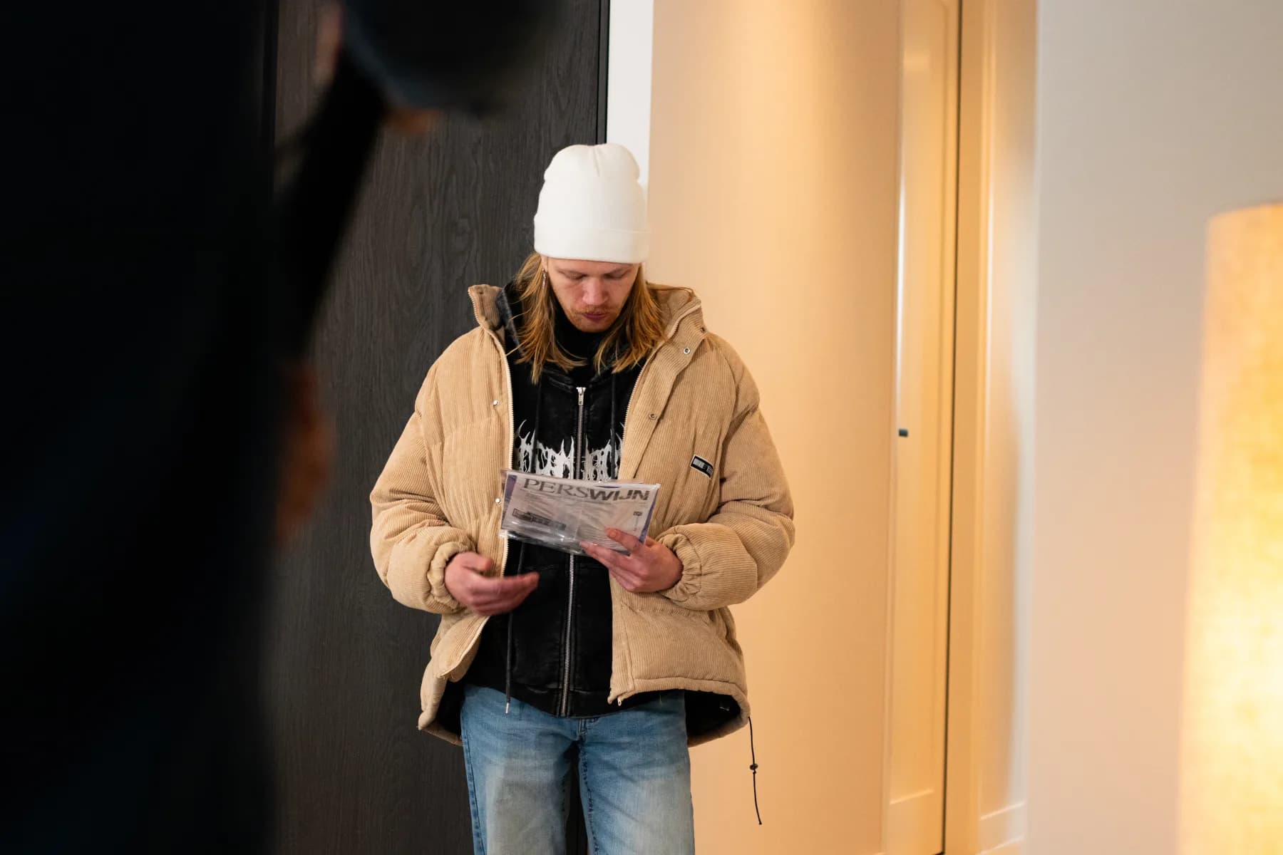 Acteur met prop tijdens de opnamedag buiten de set