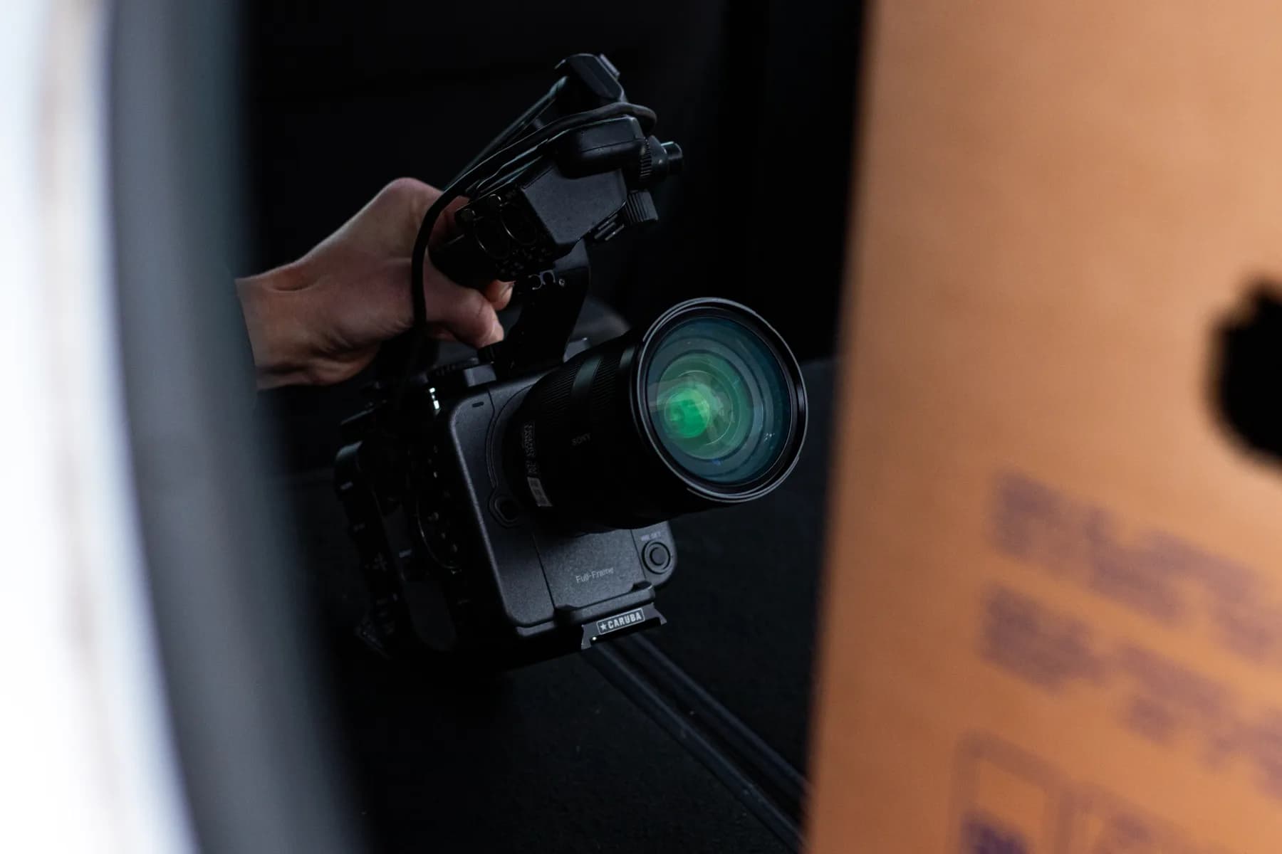 Camera close-up met setactie op de achtergrond