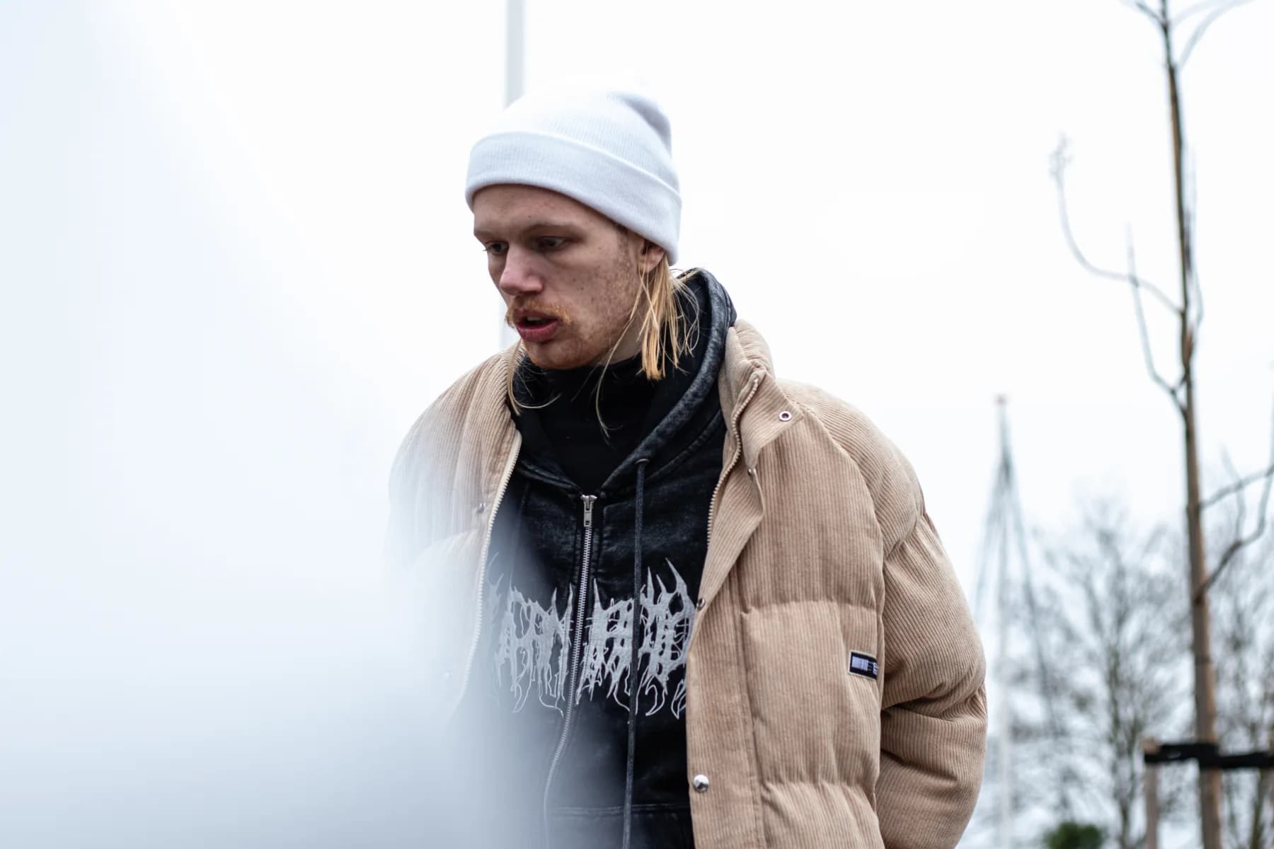 Acteur buiten op locatie tijdens de korte film
