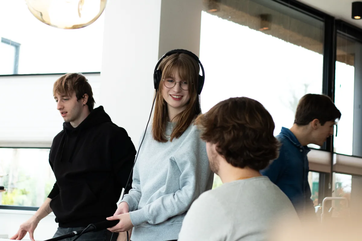 Crewleden op de set van de korte film